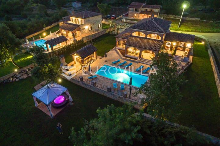 Istra, Višnjan, autentična istarska kamena kuća s bazenom i velikom okućnicom