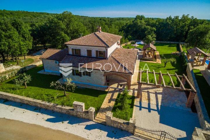 Istra, Višnjan, autentična istarska kamena kuća s bazenom i velikom okućnicom