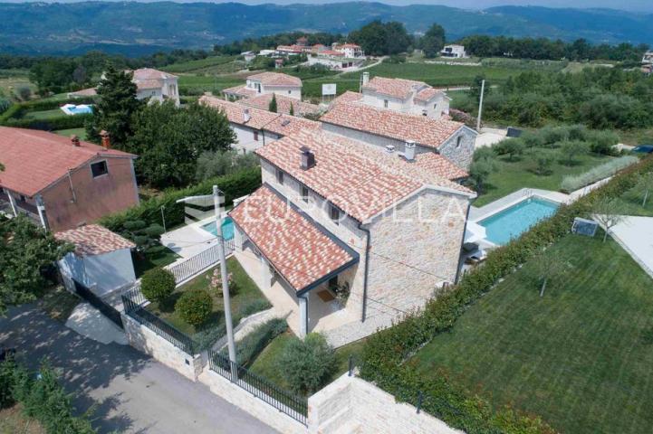 Istra, Vižinada, kamena kuća s bazenom i pogledom na more