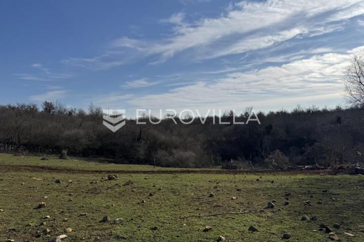 Istra, Poreč okolica - građevinsko zemljište 1033 m2 na rubu urbanizacije okruženo zelenilom