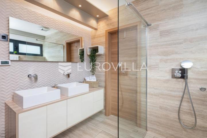 Pag prekrasna villa sa pogledom na more 350 m² na 200 metara od mora