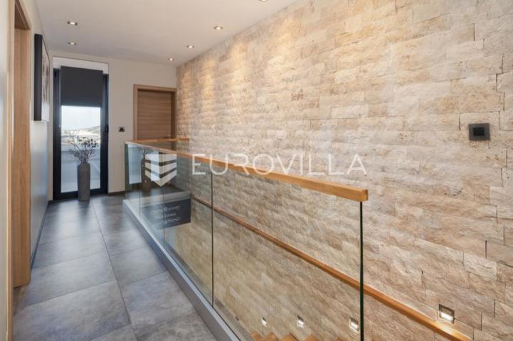 Pag prekrasna villa sa pogledom na more 350 m² na 200 metara od mora