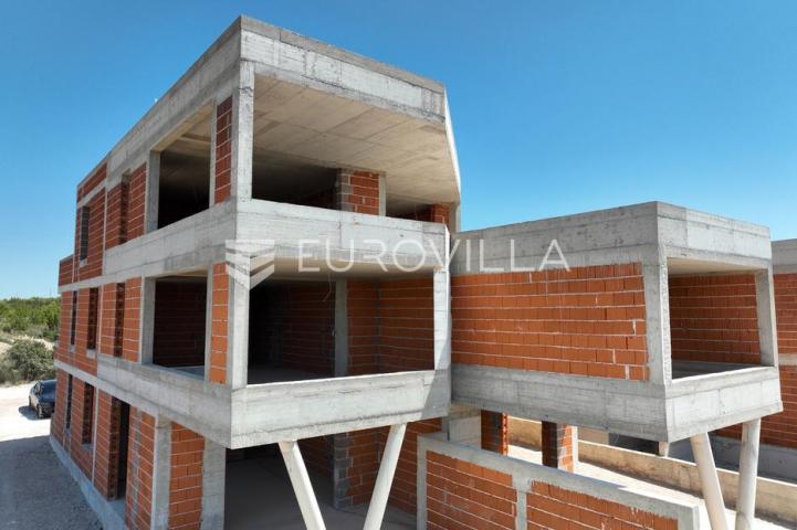 Vodice, prostran dvosoban stan s bazenom i dvorištem, 125,91 m²