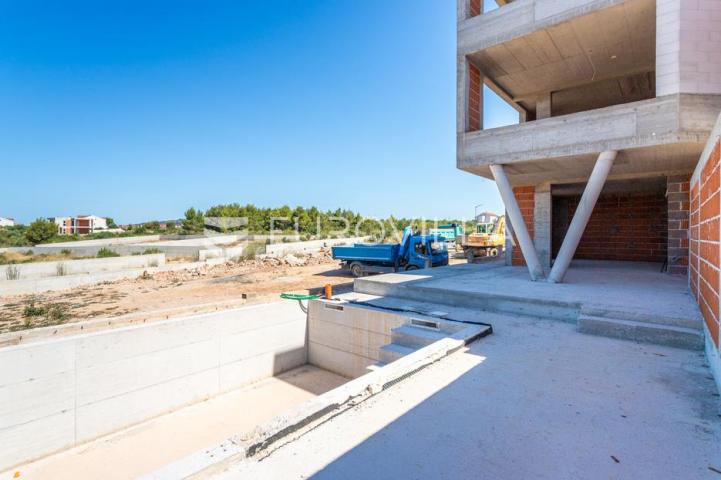 Vodice, prostran dvosoban stan s bazenom i dvorištem, 125,91 m²