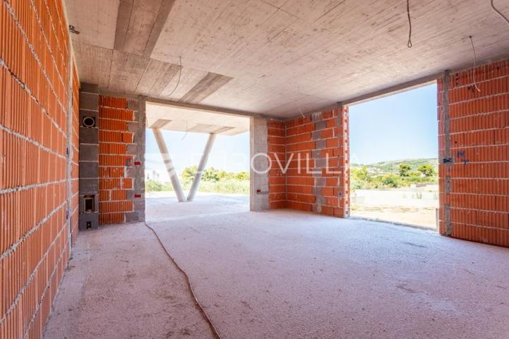 Vodice, prostran dvosoban stan s bazenom i dvorištem, 125,91 m²