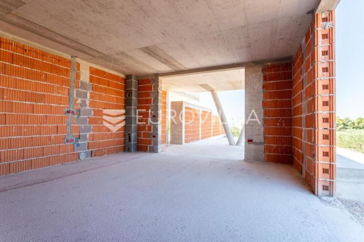 Vodice, prostran dvosoban stan s bazenom i dvorištem, 125,91 m²