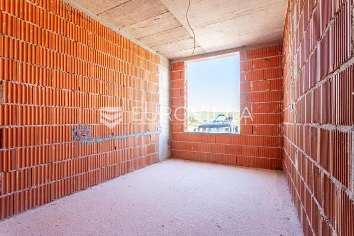 Vodice, prostran dvosoban stan s bazenom i dvorištem, 125,91 m²