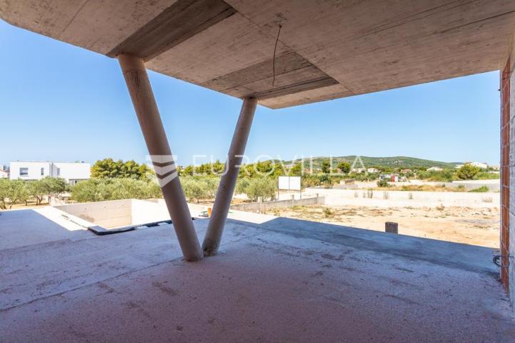 Vodice, prostran dvosoban stan s bazenom i dvorištem, 125,91 m²