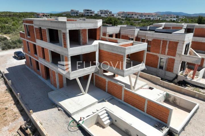 Vodice, prostran dvosoban stan s bazenom i dvorištem, 125,91 m²