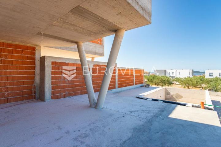 Vodice, prostran dvosoban stan s bazenom i dvorištem, 125,91 m²