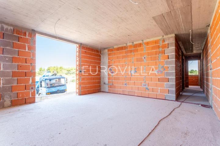 Vodice, prostran dvosoban stan s bazenom i dvorištem, 125,91 m²