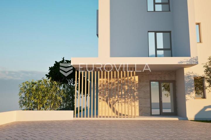Vodice, prostran dvosoban stan s bazenom i dvorištem, 125,91 m²