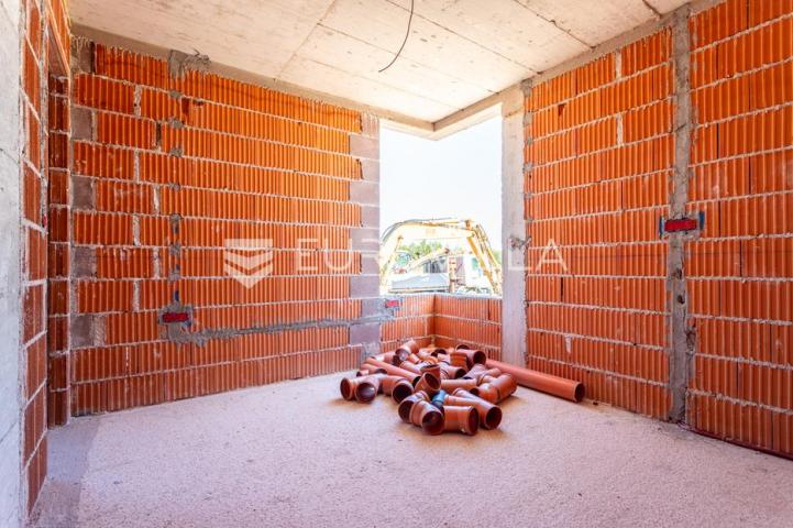 Vodice, prostran dvosoban stan s bazenom i dvorištem, 125,91 m²