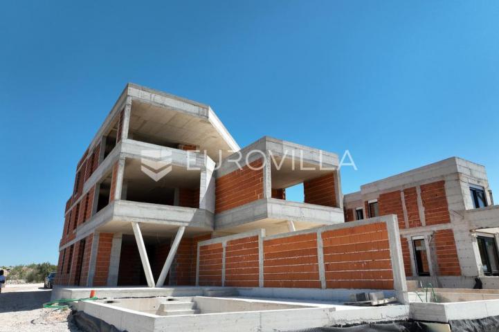 Vodice, prostran dvosoban stan s bazenom i dvorištem, 125,91 m²