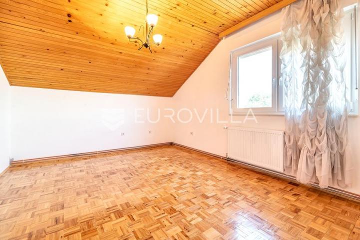 Zagreb, Vukomerec obiteljska kuća na tri etaže NKP 360 m2