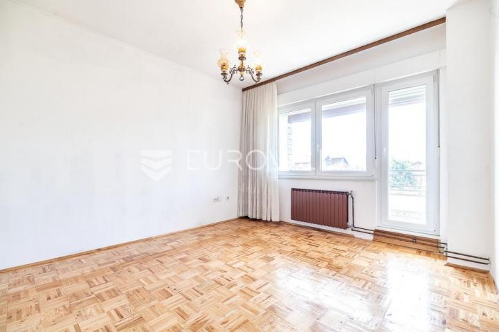 Zagreb, Vukomerec obiteljska kuća na tri etaže NKP 360 m2