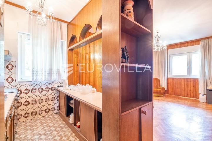 Zagreb, Vukomerec obiteljska kuća na tri etaže NKP 360 m2