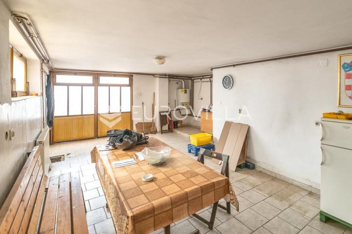 Zagreb, Vukomerec obiteljska kuća na tri etaže NKP 360 m2