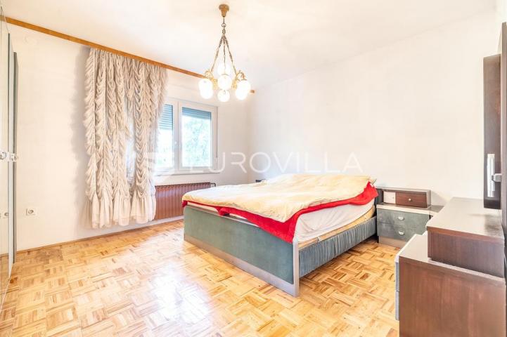 Zagreb, Vukomerec obiteljska kuća na tri etaže NKP 360 m2