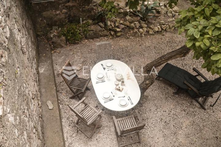 Mali Lošinj, Susak, kamena kuća 70 m², kompletno adaptirana, vrt 56 m²