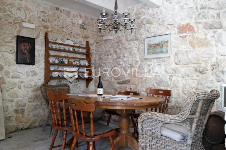 Mali Lošinj, Susak, kamena kuća 70 m², kompletno adaptirana, vrt 56 m²