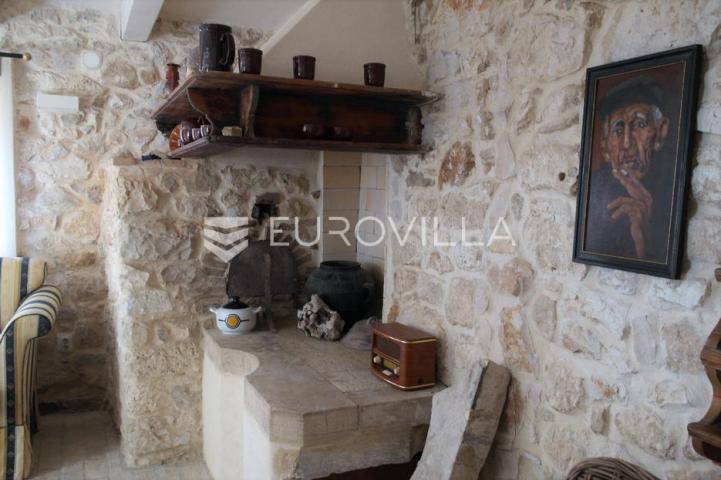 Mali Lošinj, Susak, kamena kuća 70 m², kompletno adaptirana, vrt 56 m²