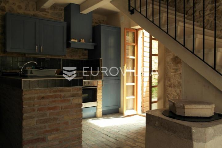 Mali Lošinj, Susak, kamena kuća 70 m², kompletno adaptirana, vrt 56 m²