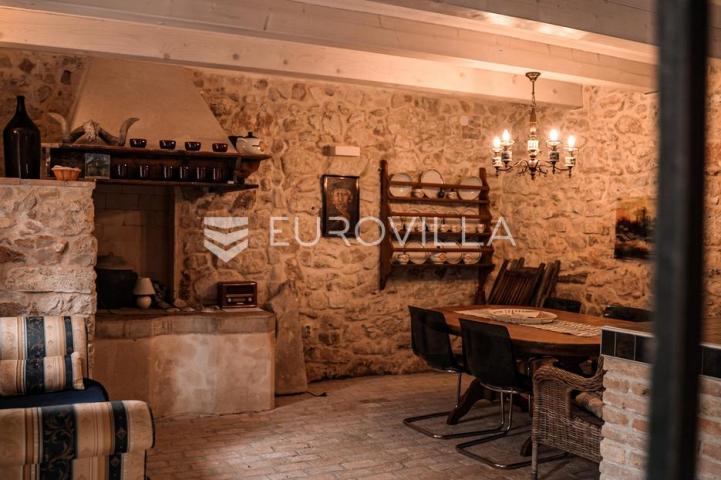 Mali Lošinj, Susak, kamena kuća 70 m², kompletno adaptirana, vrt 56 m²