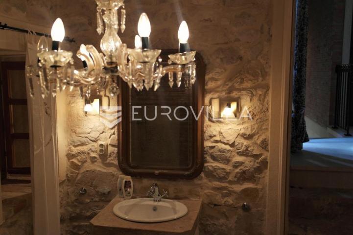 Mali Lošinj, Susak, kamena kuća 70 m², kompletno adaptirana, vrt 56 m²