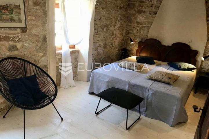 Mali Lošinj, Susak, kamena kuća 70 m², kompletno adaptirana, vrt 56 m²