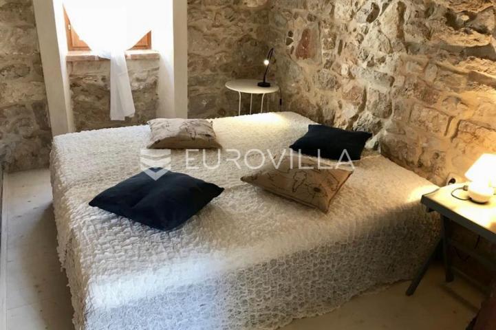 Mali Lošinj, Susak, kamena kuća 70 m², kompletno adaptirana, vrt 56 m²