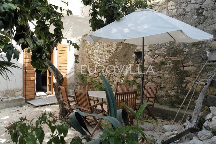 Mali Lošinj, Susak, kamena kuća 70 m², kompletno adaptirana, vrt 56 m²