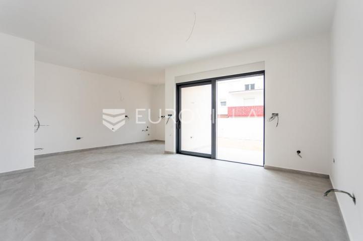 Vodice, prostran dvosoban stan, 115,56 m²