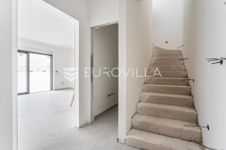 Vodice, prostran dvosoban stan, 115,56 m²