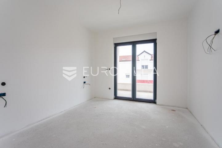 Vodice, prostran dvosoban stan, 115,56 m²