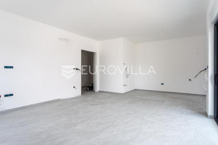 Vodice, prostran dvosoban stan, 115,56 m²
