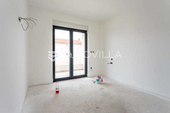 Vodice, prostran dvosoban stan, 115,56 m²