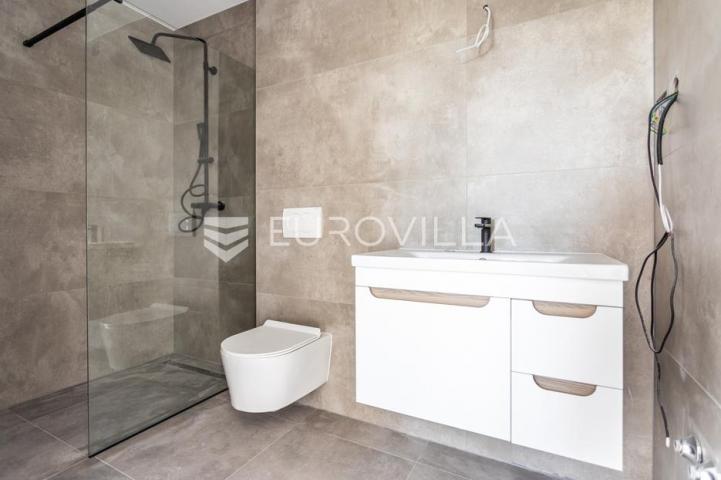 Vodice, prostran dvosoban stan, 115,56 m²
