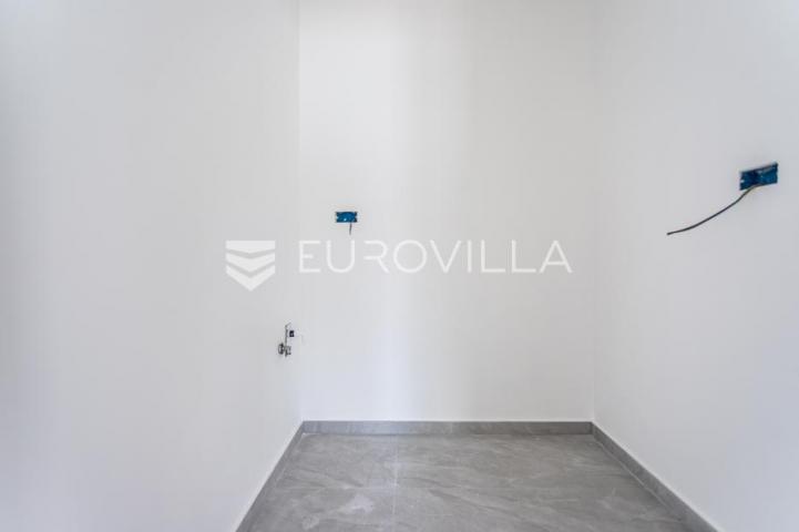 Vodice, prostran dvosoban stan, 115,56 m²