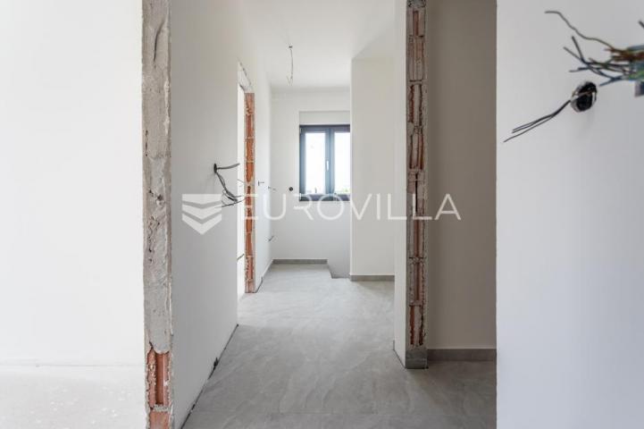 Vodice, prostran dvosoban stan, 115,56 m²