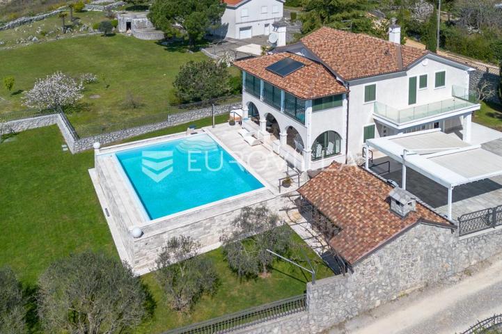 Kastav, luksuzna vila s bazenom i panoramskim pogledom na Kvarnerski zaljev