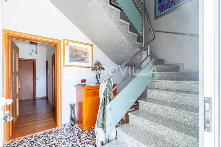 Kastav, luksuzna vila s bazenom i panoramskim pogledom na Kvarnerski zaljev