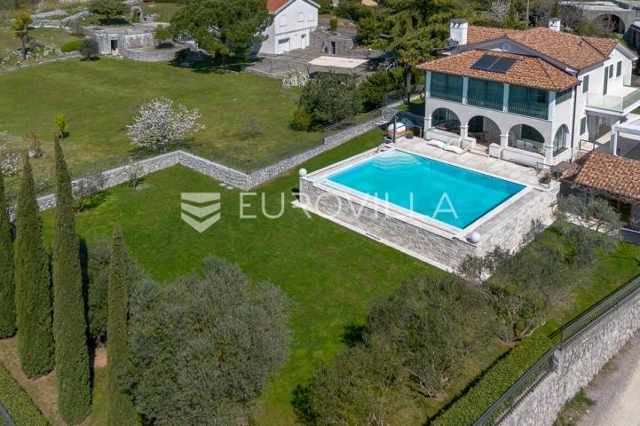 Kastav, luksuzna vila s bazenom i panoramskim pogledom na Kvarnerski zaljev