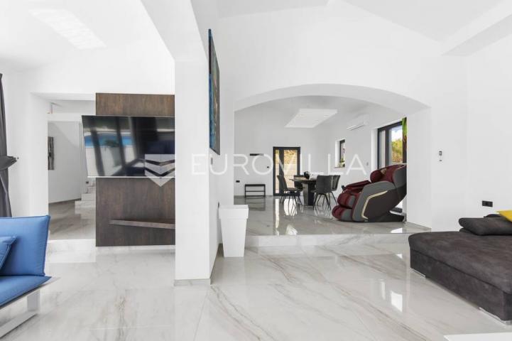 Istra, Vrh, Villa s predivnim panoramskim pogledom