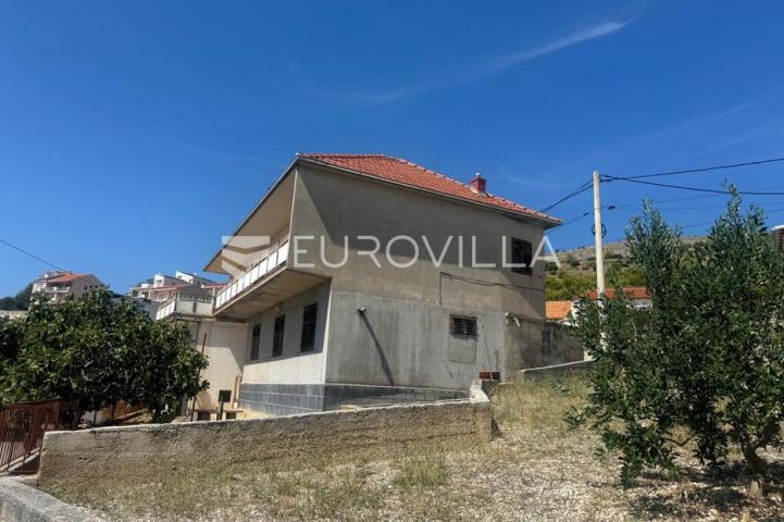 Trogir, Seget Donji, kuća za adaptaciju