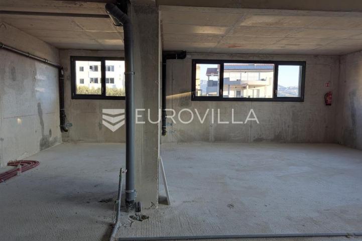 Split, Mejaši, roh-bau poslovni prostor ukupne površine 188 m2