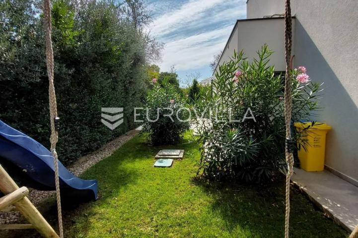 Šišan, moderna villa s bazenom na mirnoj lokaciji