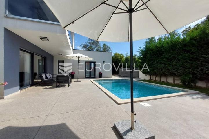 Šišan, moderna villa s bazenom na mirnoj lokaciji