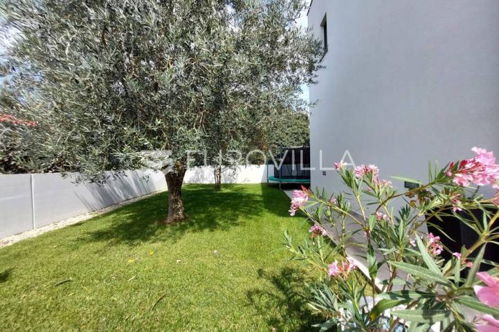 Šišan, moderna villa s bazenom na mirnoj lokaciji