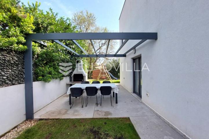 Šišan, moderna villa s bazenom na mirnoj lokaciji